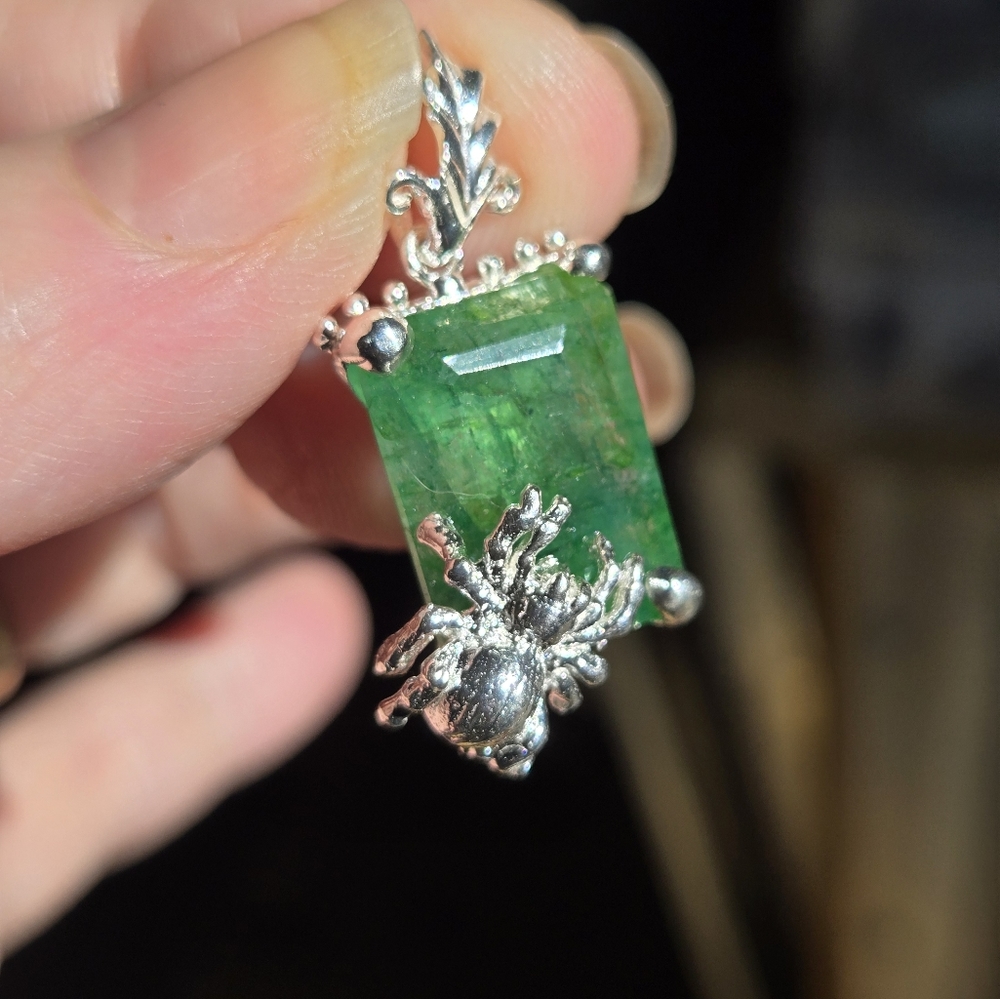 Green Beryl emerald cut 9k sterling spider 🕷 pendant - Picture 5 of 6